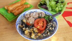 bún ốc sườn cô sáu tôn thất tùng - Ấn tượng đầu tiên về không gian và phong cách phục vụ