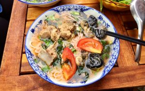 bún ốc sườn hai bà trưng - Ấn tượng đầu tiên về không gian và phong cách phục vụ