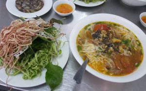 bún ốc thanh hải - Không gian và ấn tượng ban đầu khi bước chân vào quán