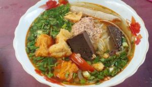 bún riêu cua ốc cô mai - Ấn tượng đầu tiên về không gian và phong cách phục vụ