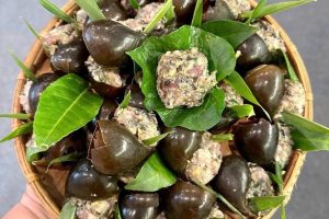 Nguyên liệu chuẩn bị cho món ốc hấp lá gừng