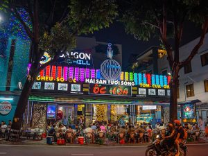 ốc hoà trần văn đang - Không gian rộng rãi với hai khu vực vỉa hè và phòng VIP