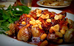Nguyên liệu chuẩn bị cho món ốc những người bạn
