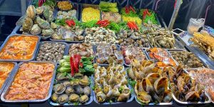 ốc oanh trần khắc chân - Không gian vỉa hè bình dân nhưng lúc nào cũng đông đúc