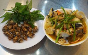 Nguyên liệu chuẩn bị cho món ốc tuyết rạch bùng binh