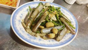 quán ốc cây me - Ấn tượng đầu tiên về không gian