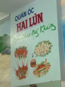 quán ốc chị lệ - Không gian và ấn tượng ban đầu