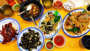 quán ốc ngọc sơn - Không gian và ấn tượng đầu tiên