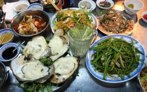 quán ốc sáu nở - Không gian và ấn tượng đầu tiên